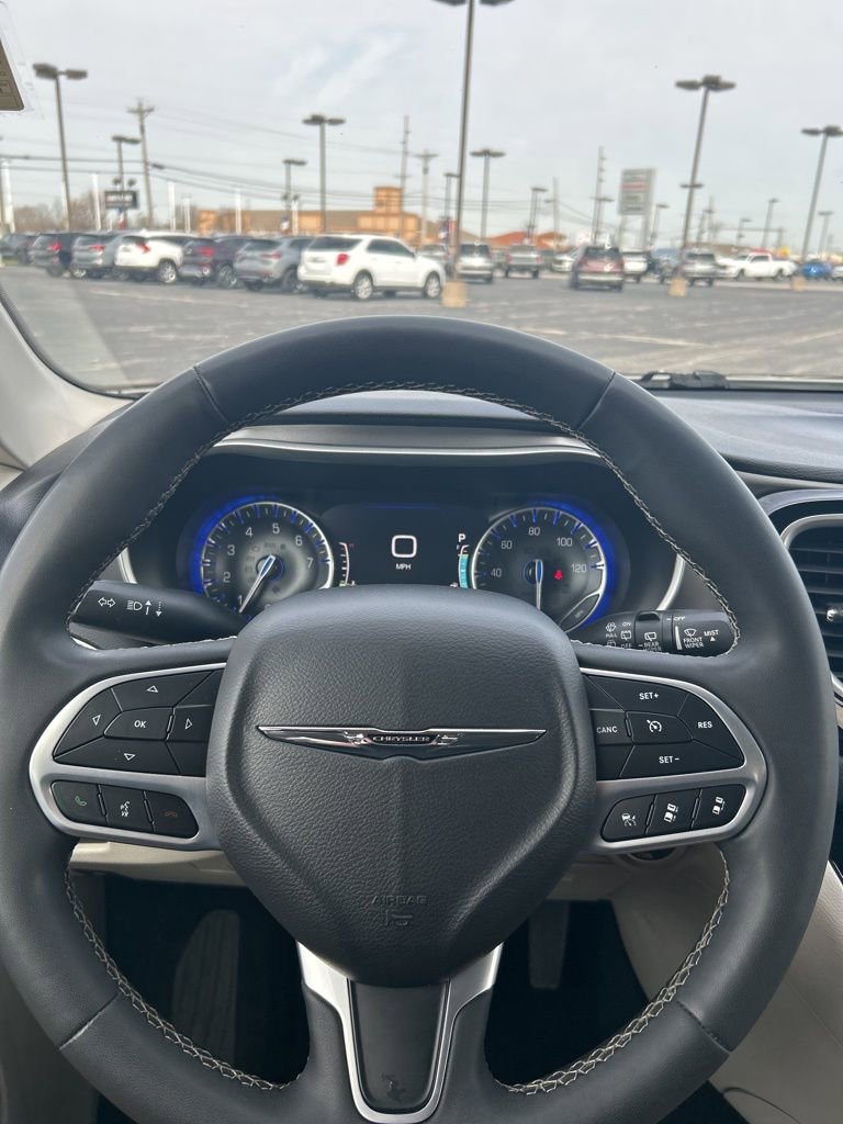 Used 2023 Chrysler Pacifica Touring-L image 35