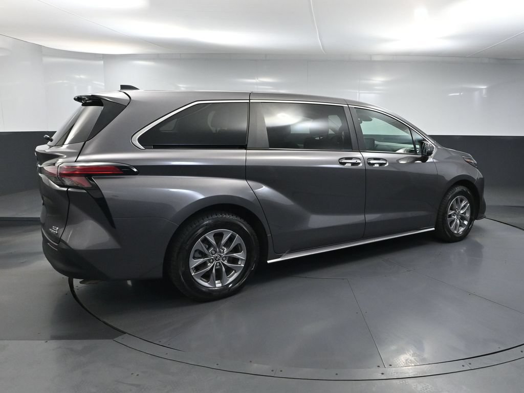 Used 2022 Toyota Sienna XLE AWD/4WD image 5