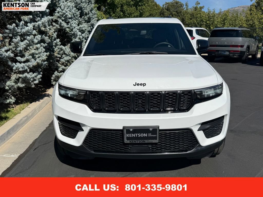 Used 2023 Jeep Grand Cherokee Altitude image 2