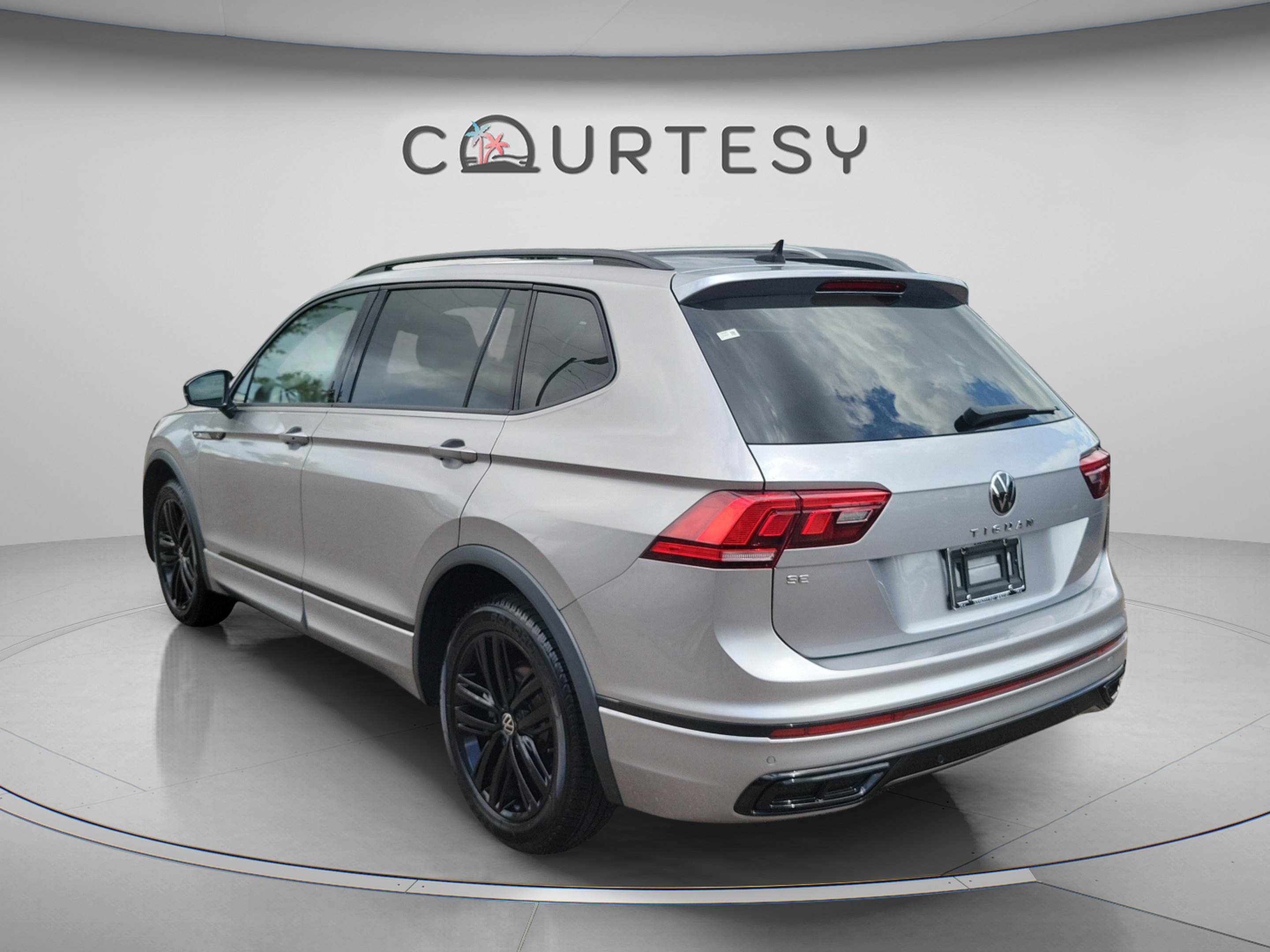 Used 2022 Volkswagen Tiguan SE R-Line FWD image 3