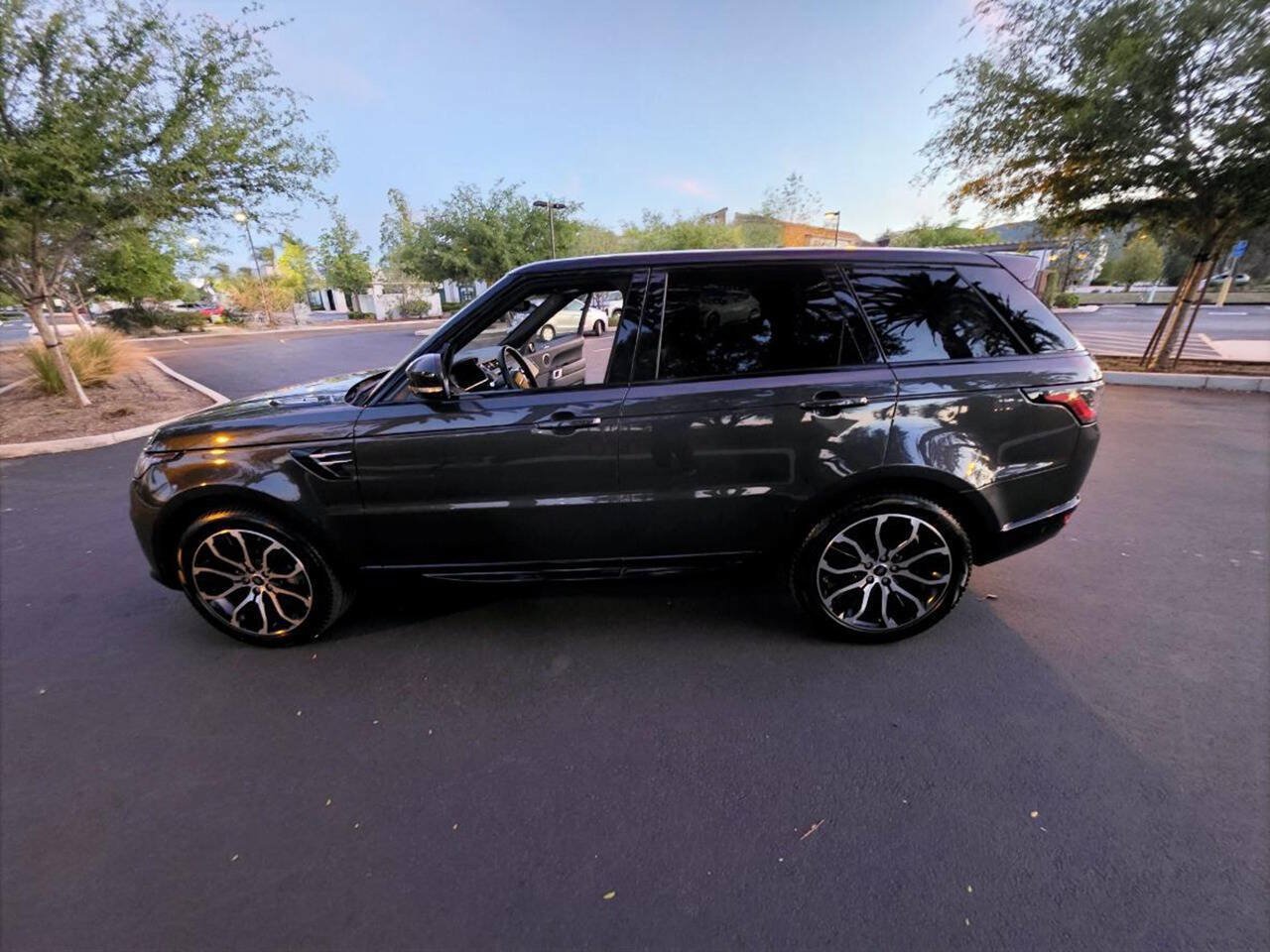Used 2019 Land Rover Range Rover Sport HSE AWD/4WD image 3