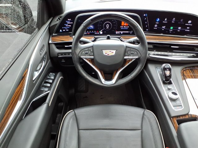 Used 2024 Cadillac Escalade Premium Luxury AWD/4WD image 17