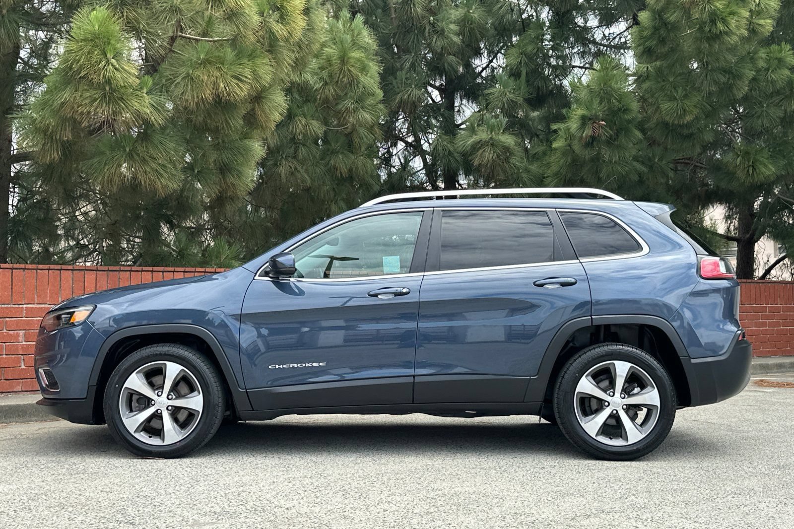 Used 2020 Jeep Cherokee Limited w/ Advanced Safety Group FWD image 7