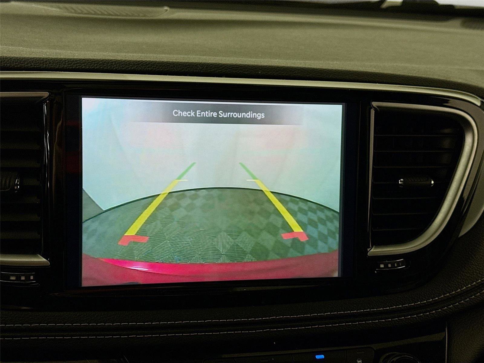 Used 2025 Chrysler Pacifica Limited image 8