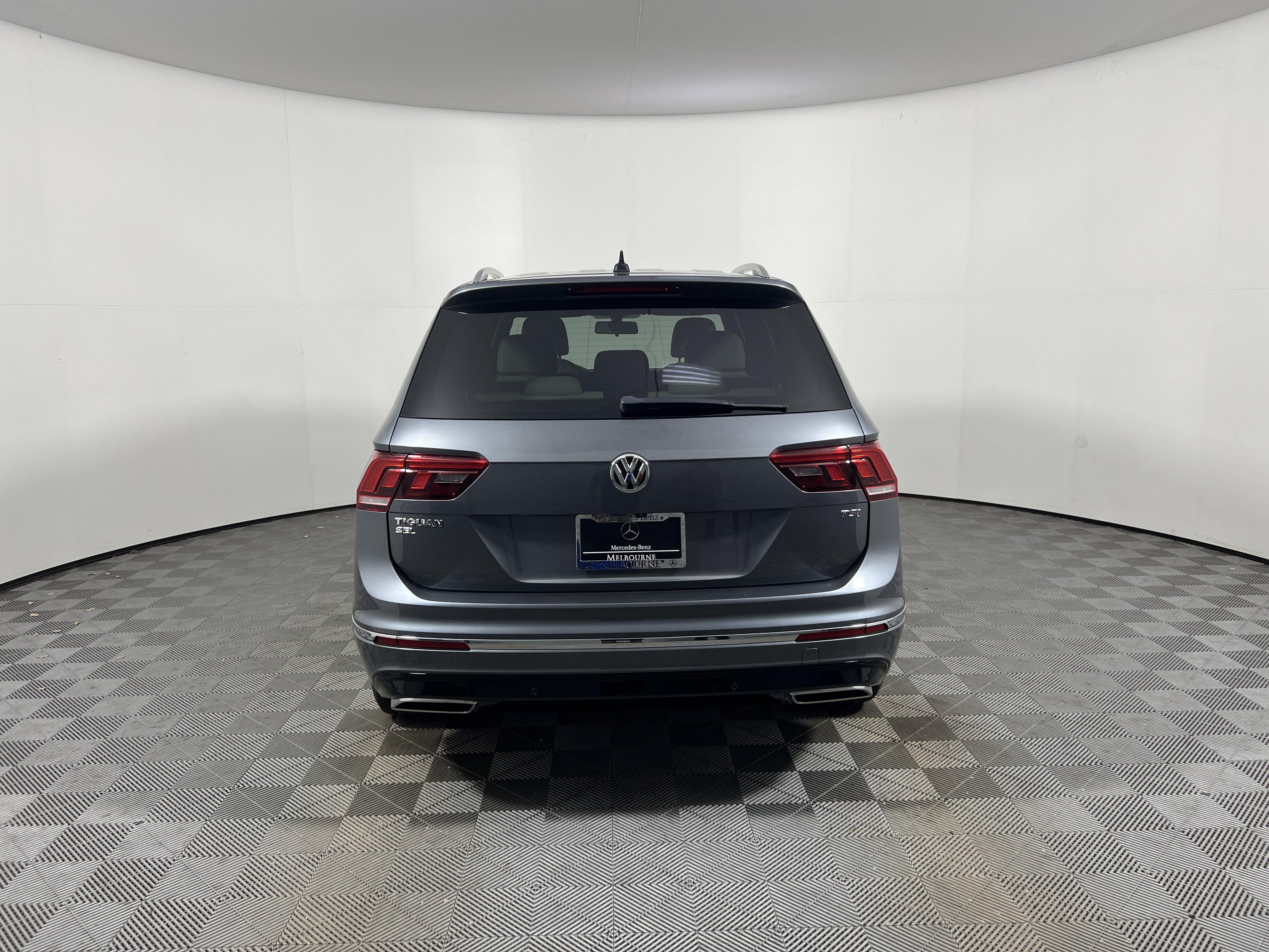 Used 2018 Volkswagen Tiguan SEL w/ R-Line Package FWD image 4