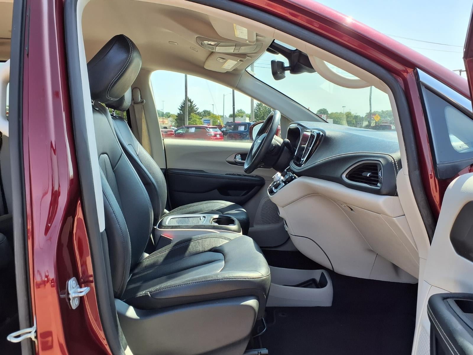 Certified 2022 Chrysler Pacifica Touring-L AWD/4WD image 25