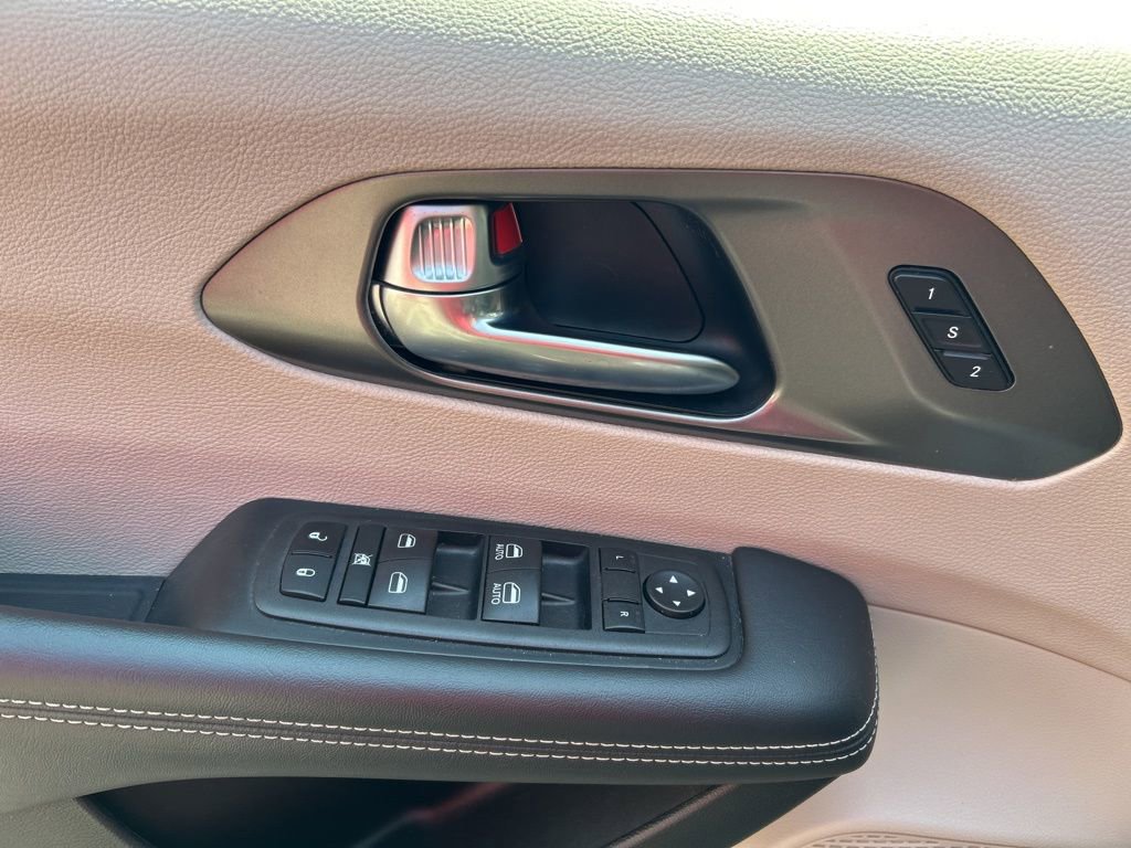 Used 2023 Chrysler Pacifica Touring-L image 18