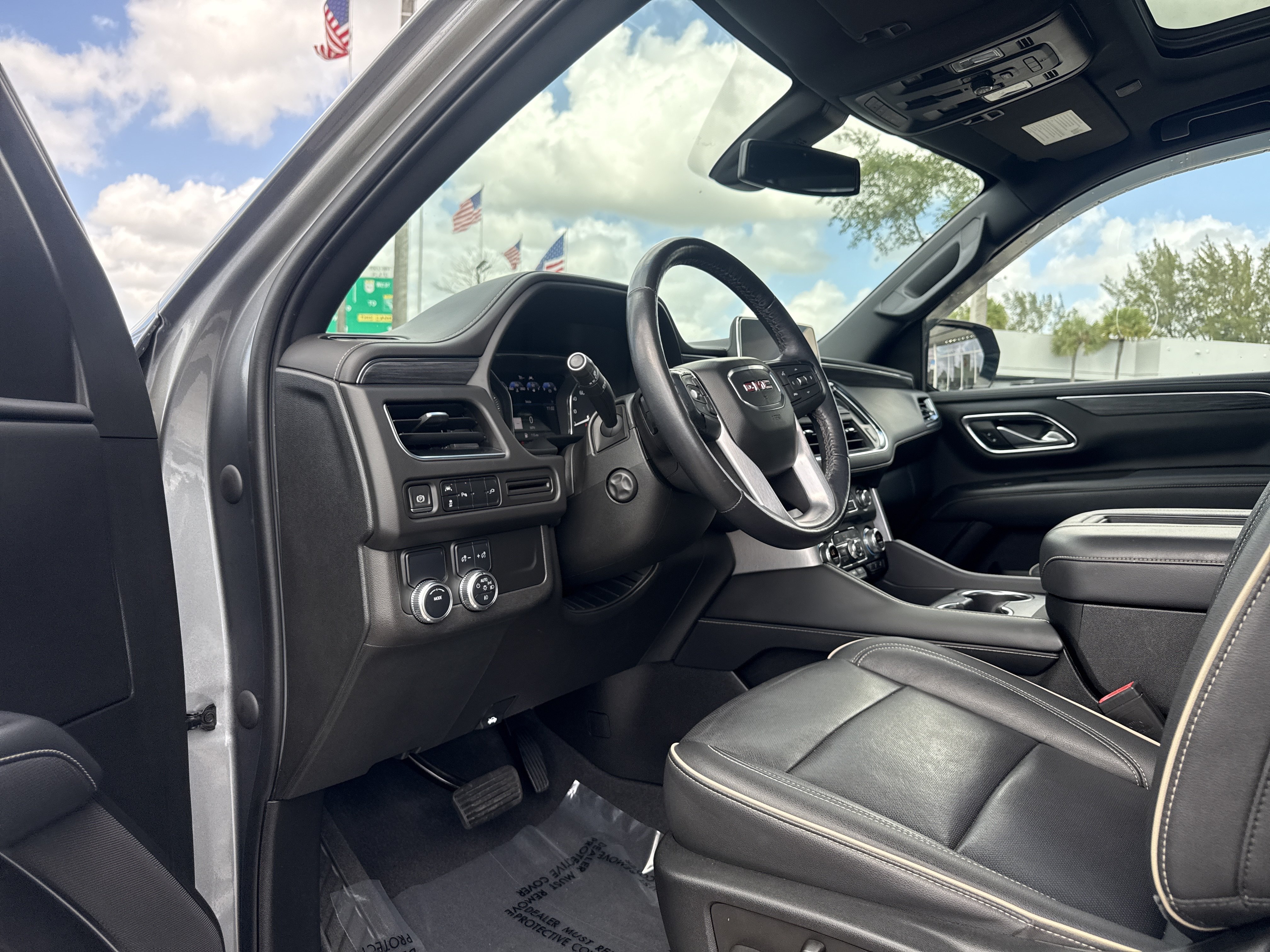 Used 2021 GMC Yukon SLT w/ SLT Premium Package RWD image 9