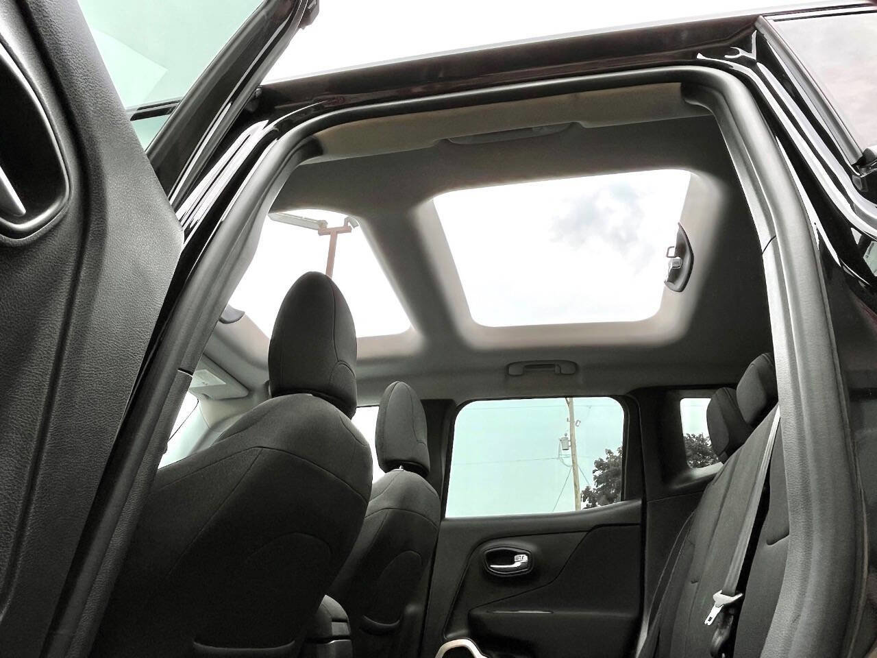 Used 2015 Jeep Renegade Latitude image 14