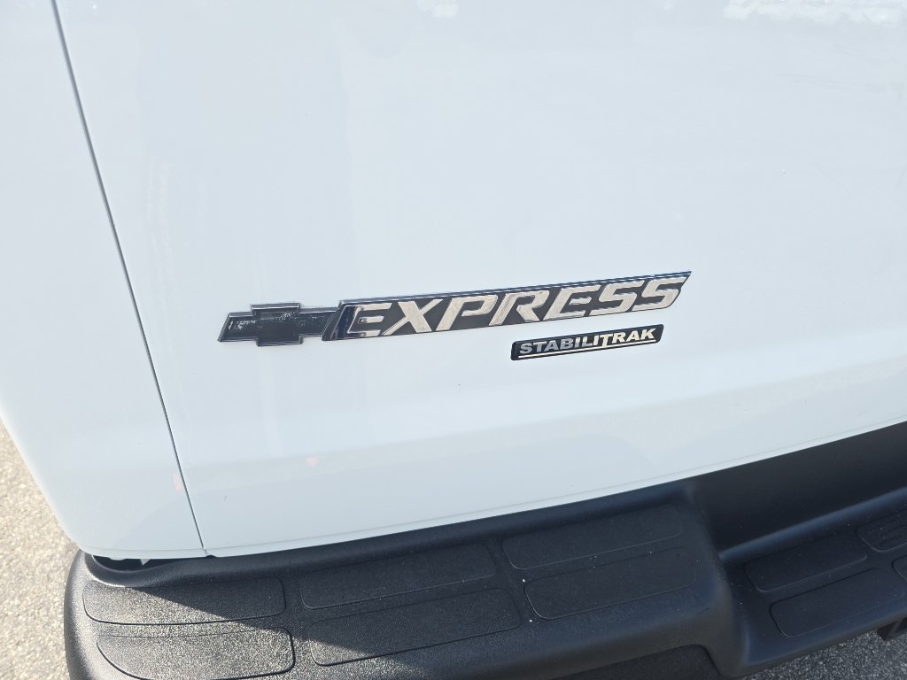 Used 2015 Chevrolet Express 2500 RWD image 15
