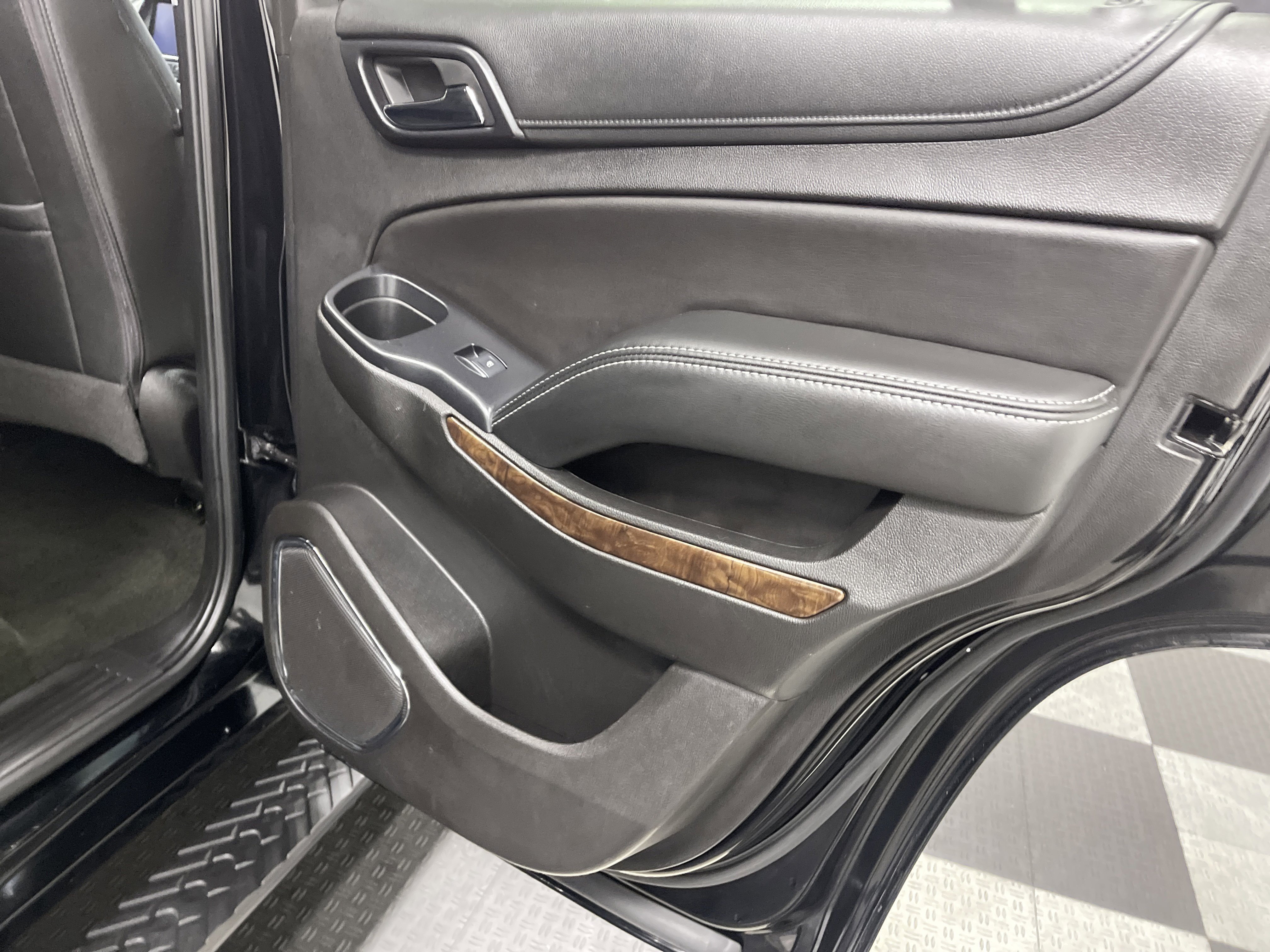 Used 2018 Chevrolet Tahoe LT w/ Luxury Package image 19