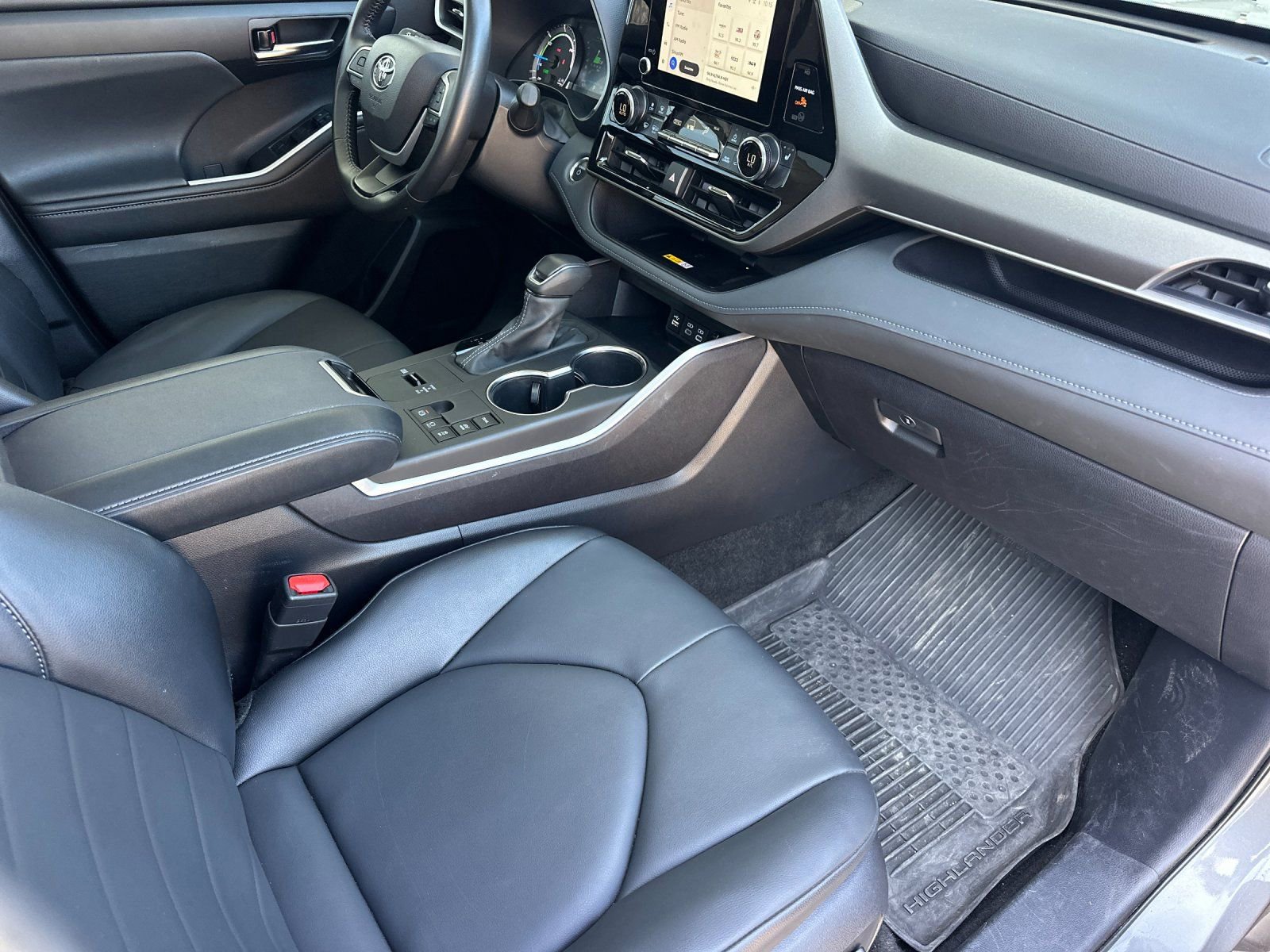 Used 2025 Toyota Highlander XLE AWD/4WD image 16