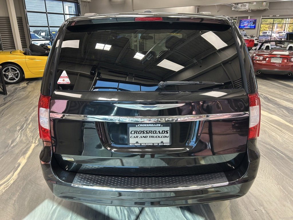 Used 2015 Chrysler Town & Country Touring image 29
