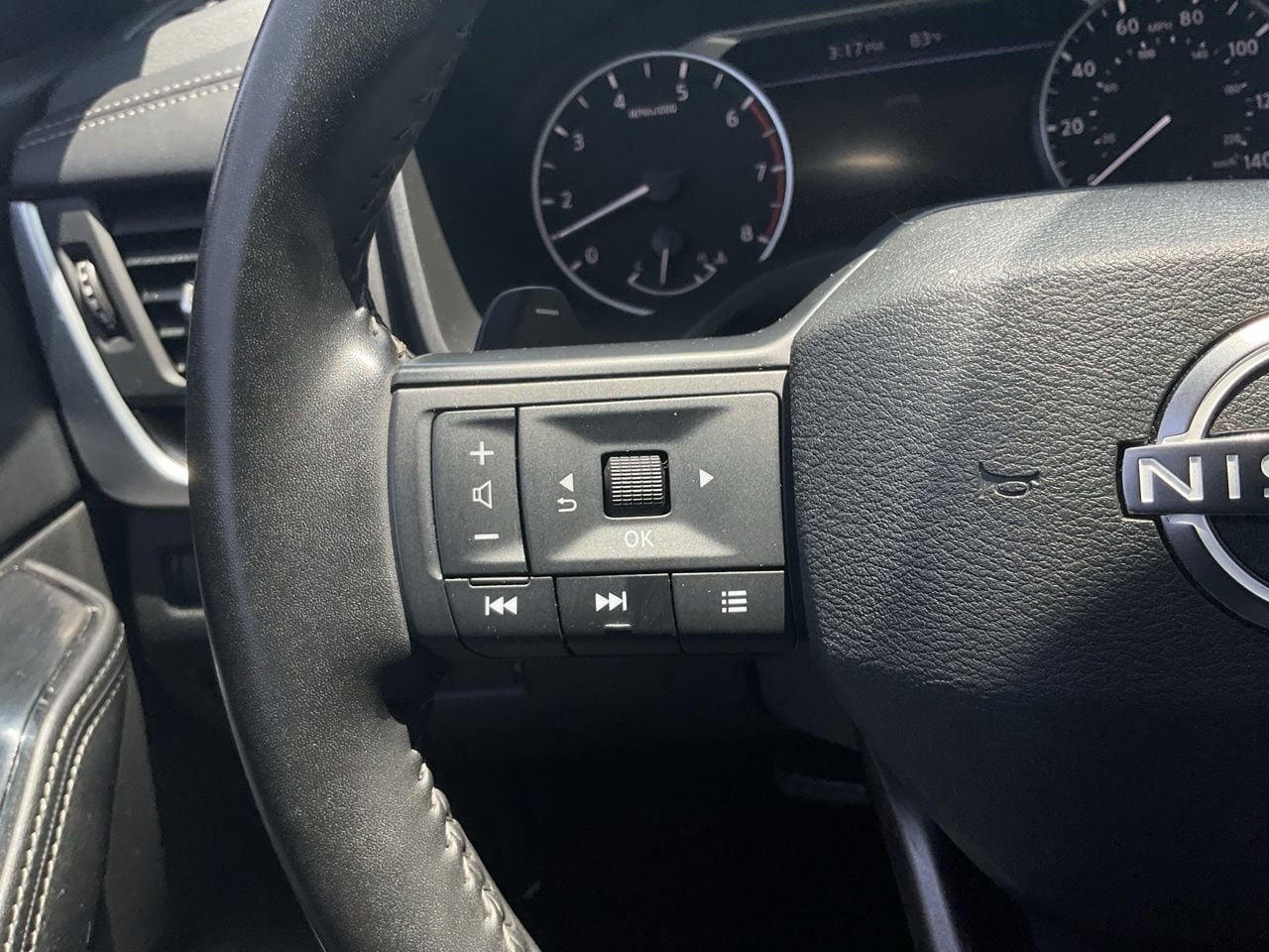 Used 2025 Nissan Rogue SV FWD image 25