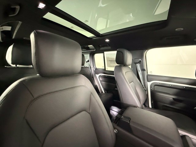 New 2026 Land Rover Defender 110 X-Dynamic SE AWD/4WD image 32