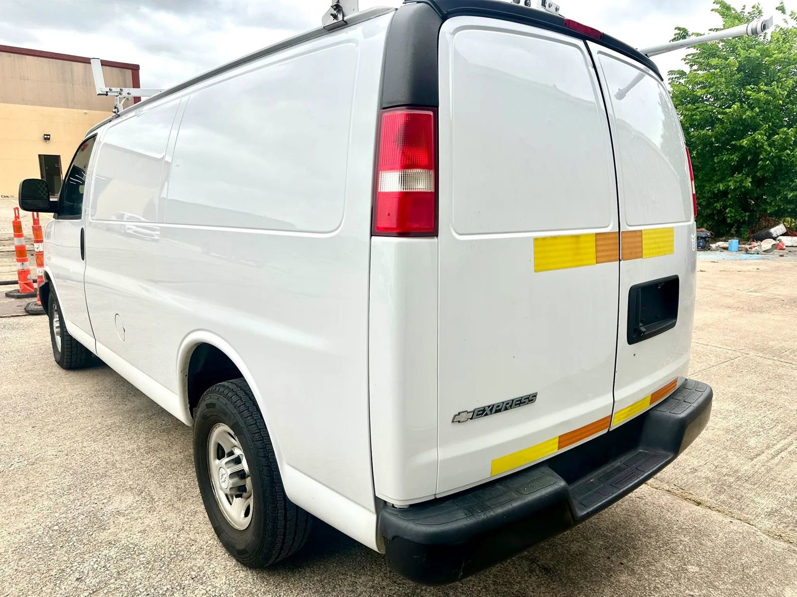 Used 2017 Chevrolet Express 2500 RWD image 4