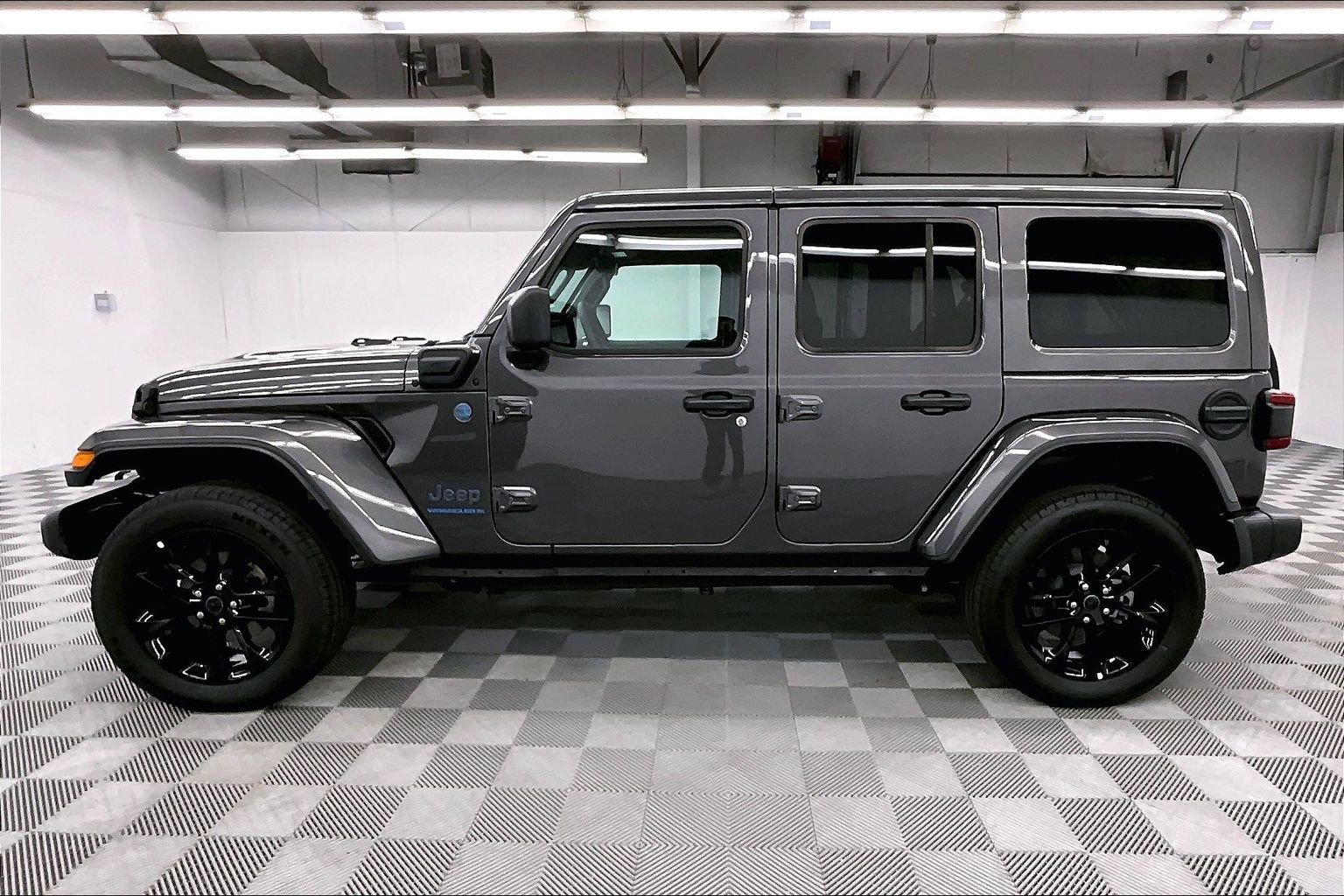 Used 2025 Jeep Wrangler Unlimited Sahara w/ Safety Group AWD/4WD image 14