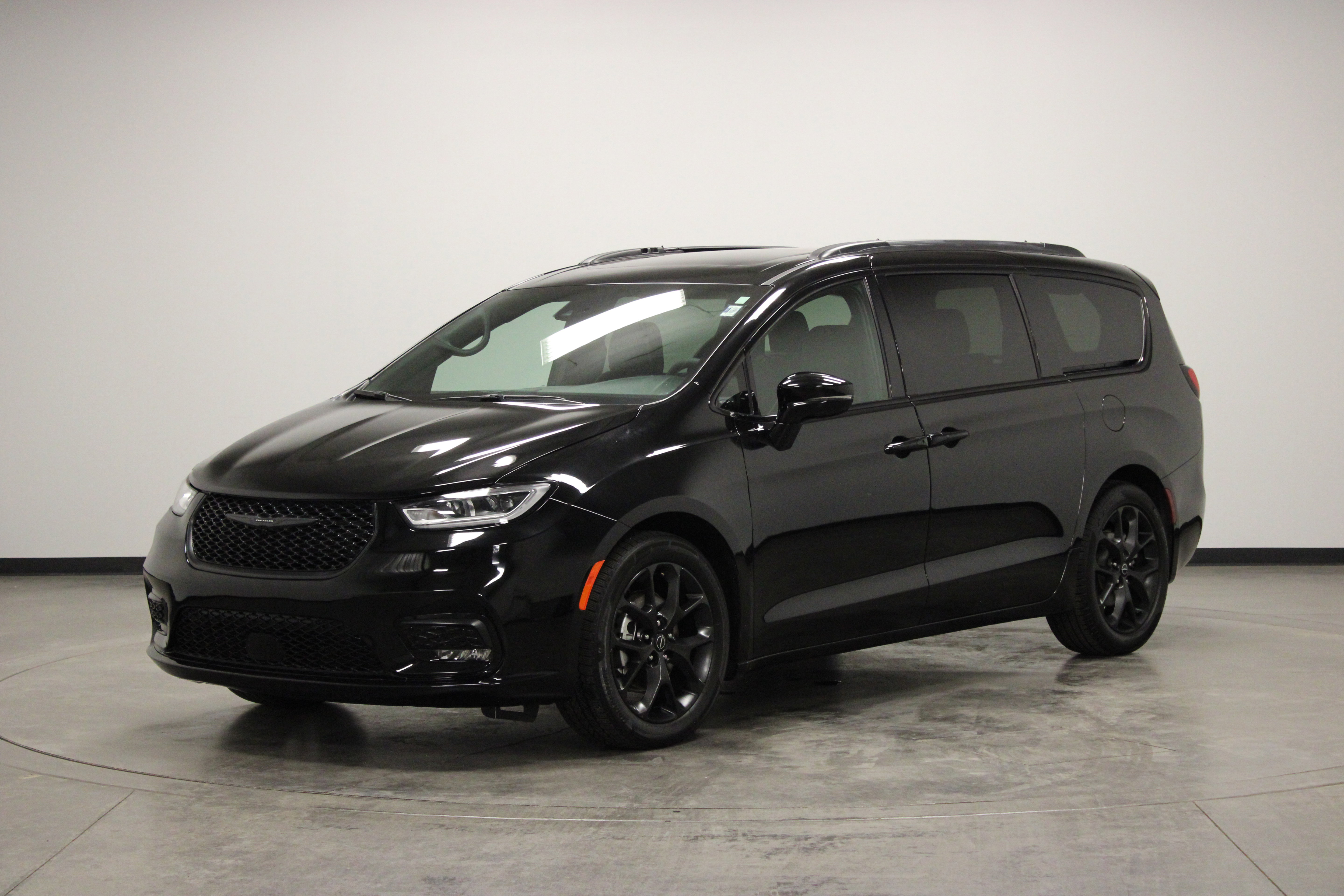 Used 2026 Chrysler Pacifica Limited w/ S Appearance Package FWD image 4