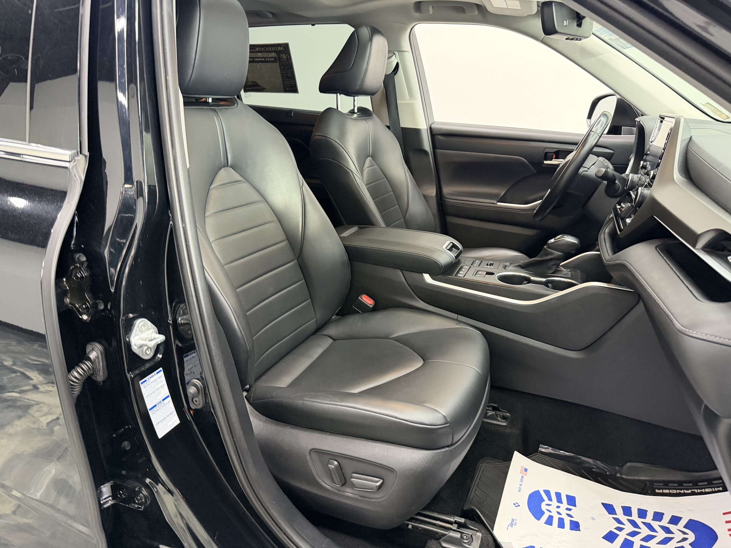 Used 2020 Toyota Highlander XLE AWD/4WD image 24