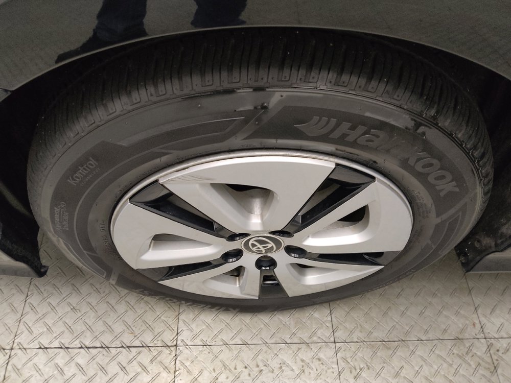 Used 2018 Toyota Prius Four w/ Advanced Technology Package FWD image 31