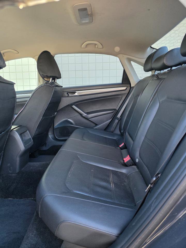 Used 2017 Volkswagen Passat 1.8T R-Line w/ R-Line Lighting Package FWD image 10
