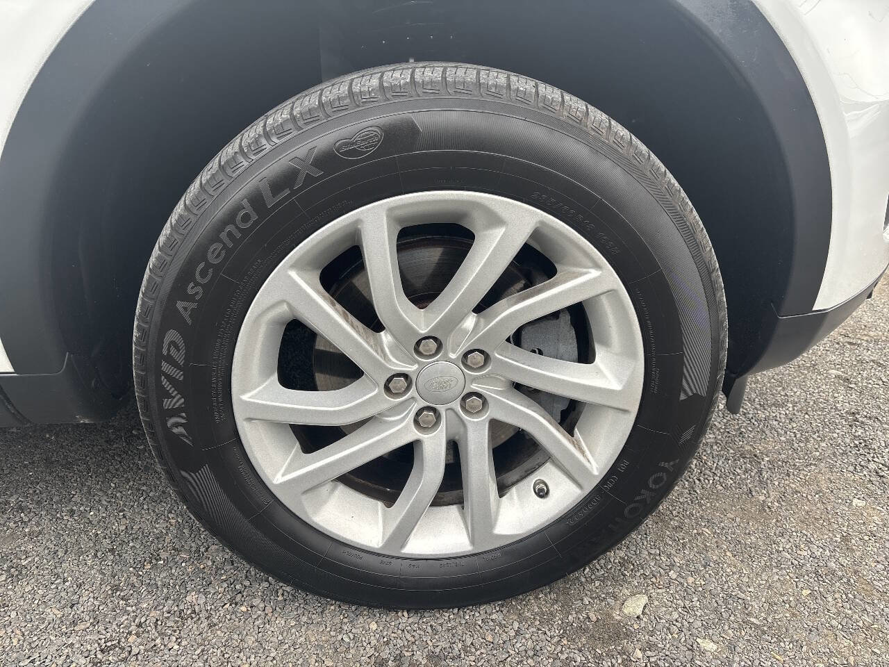 Used 2017 Land Rover Discovery Sport HSE image 38