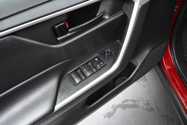Certified 2021 Toyota RAV4 LE AWD/4WD image 18
