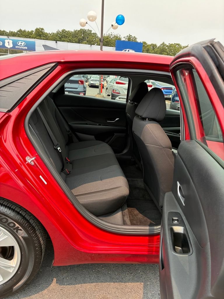 Used 2023 Hyundai Elantra SE FWD image 18