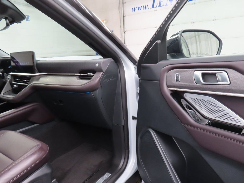 Used 2025 Ford Explorer Platinum image 29