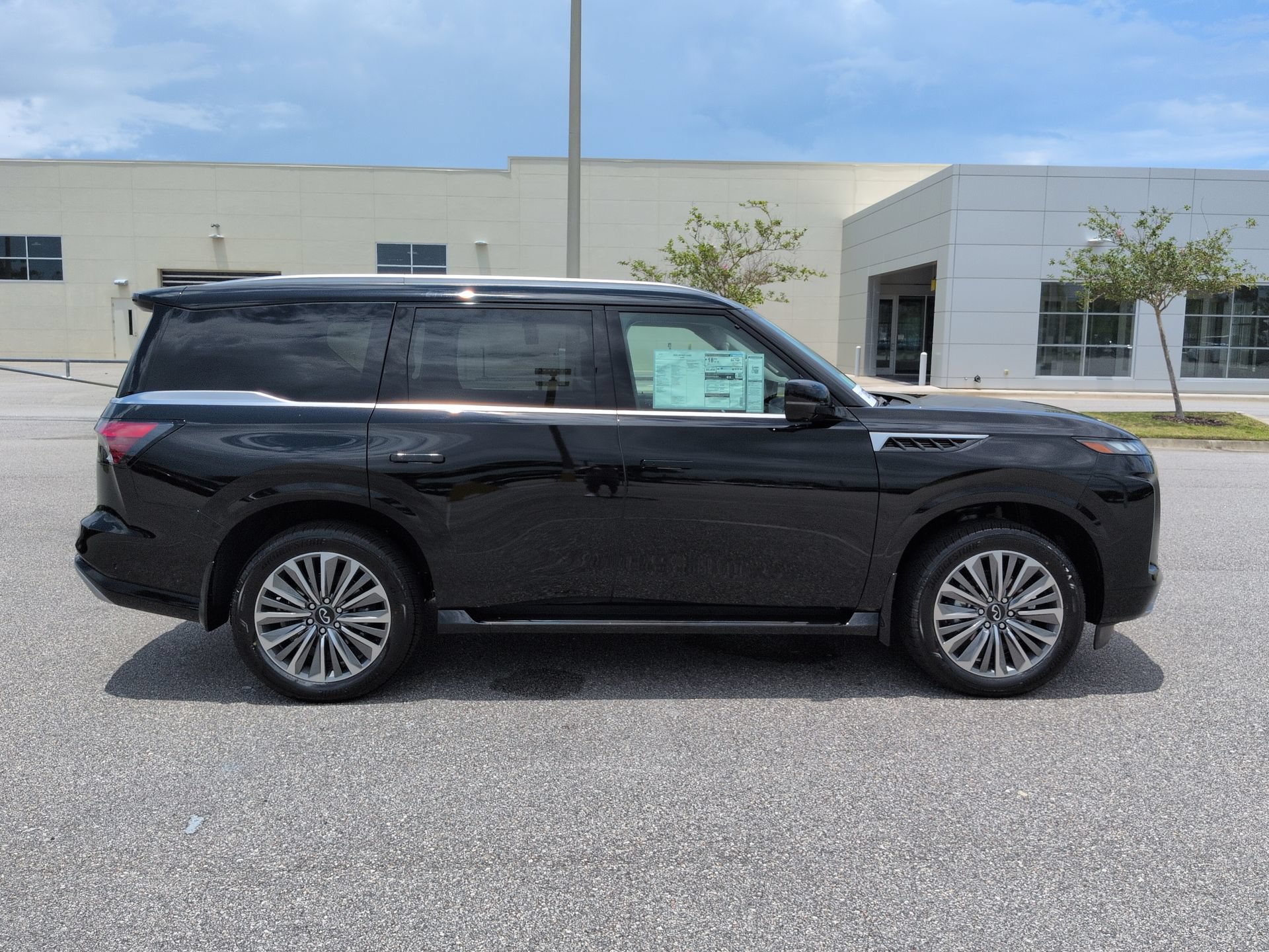 New 2026 INFINITI QX80 Luxe w/ Cargo Package RWD image 4