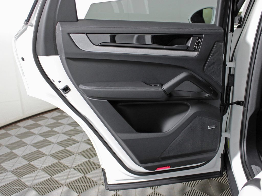 Certified 2026 Porsche Cayenne AWD/4WD image 33