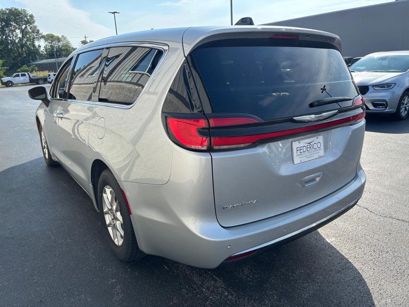 Used 2023 Chrysler Pacifica Touring-L FWD image 6