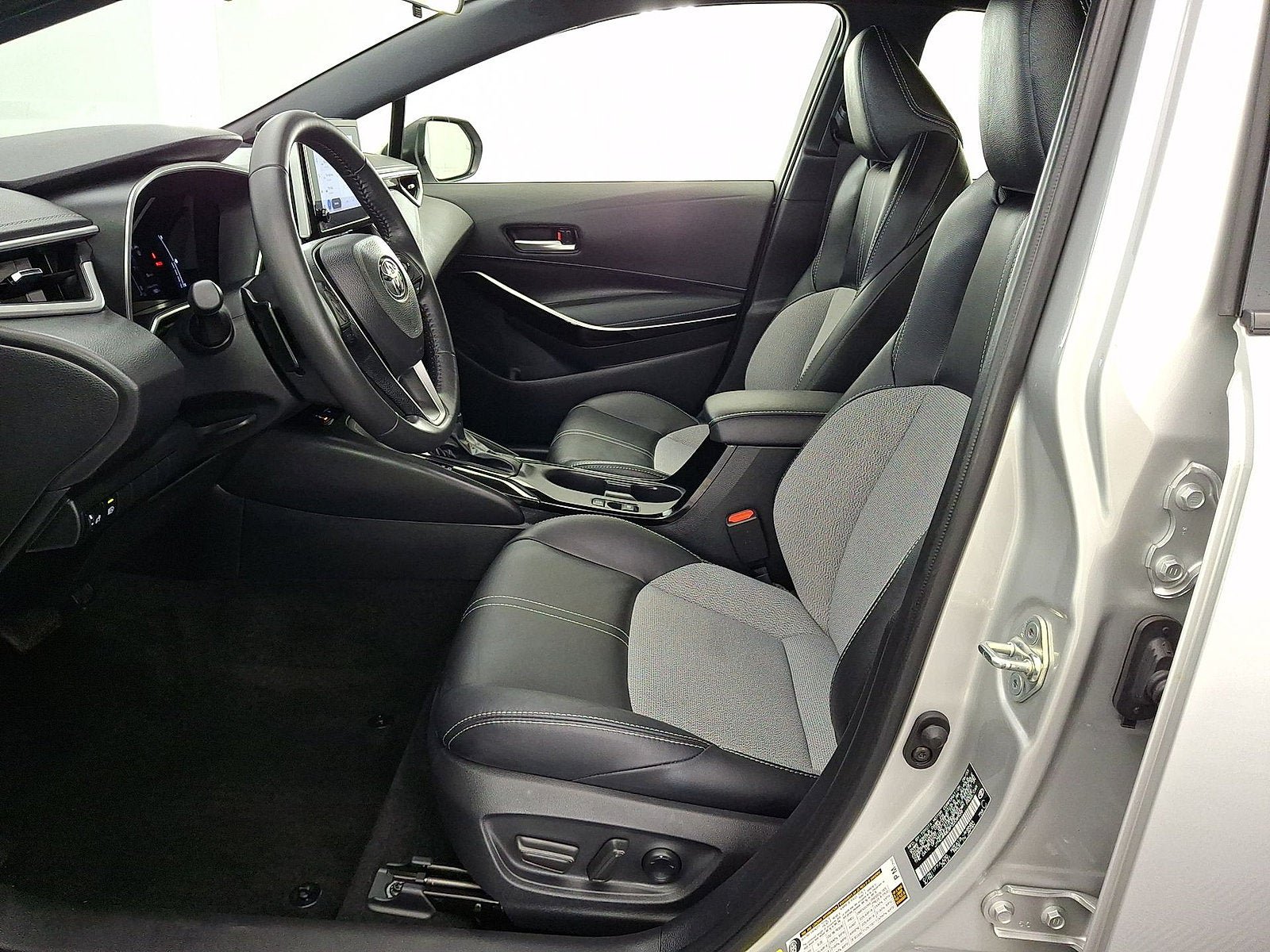 Used 2023 Toyota Corolla XSE FWD image 3