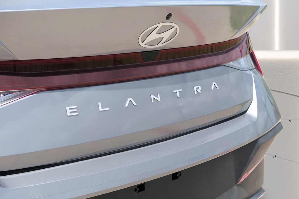 Used 2025 Hyundai Elantra SE FWD image 30