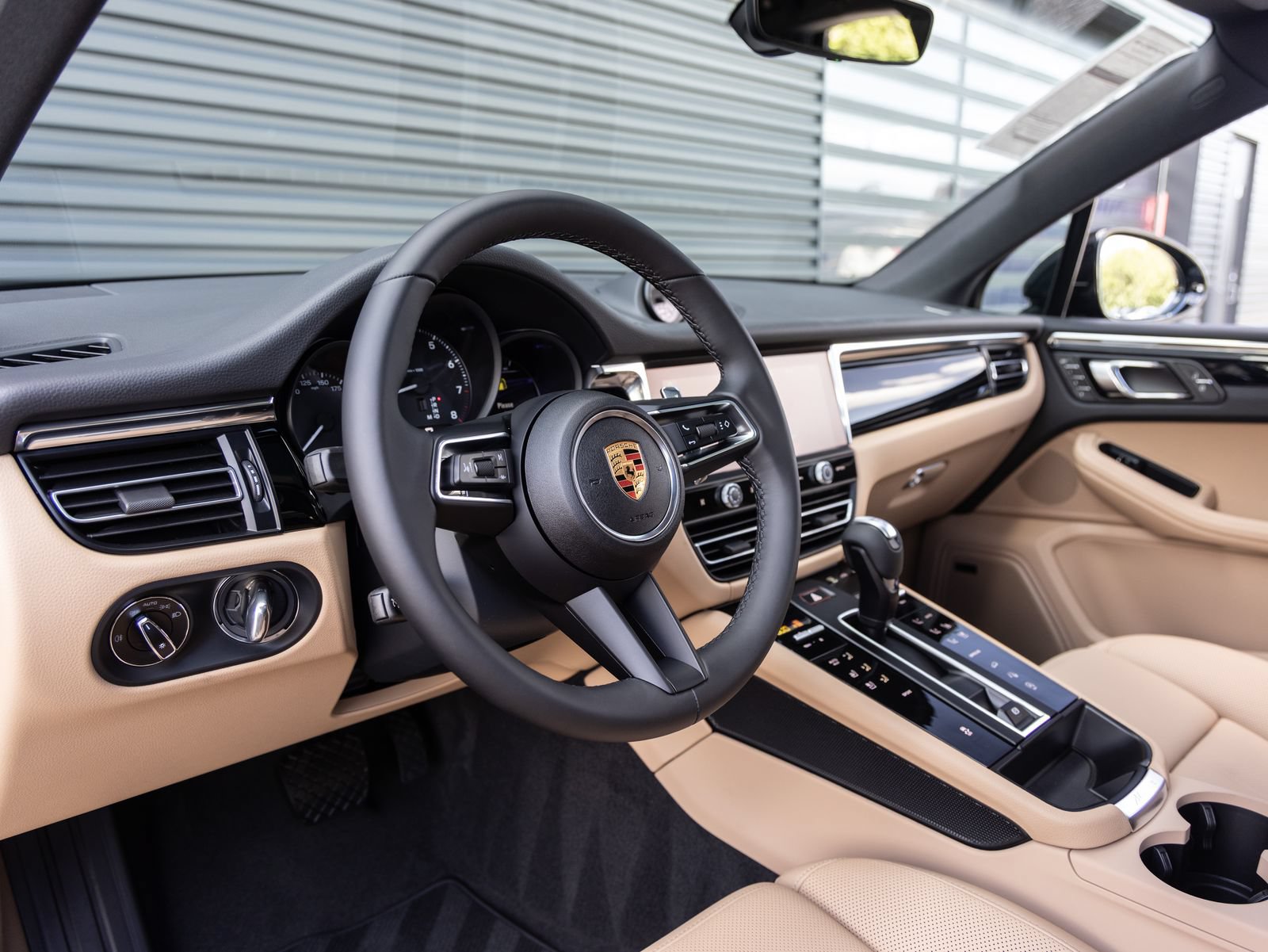Certified 2026 Porsche Macan AWD/4WD image 4