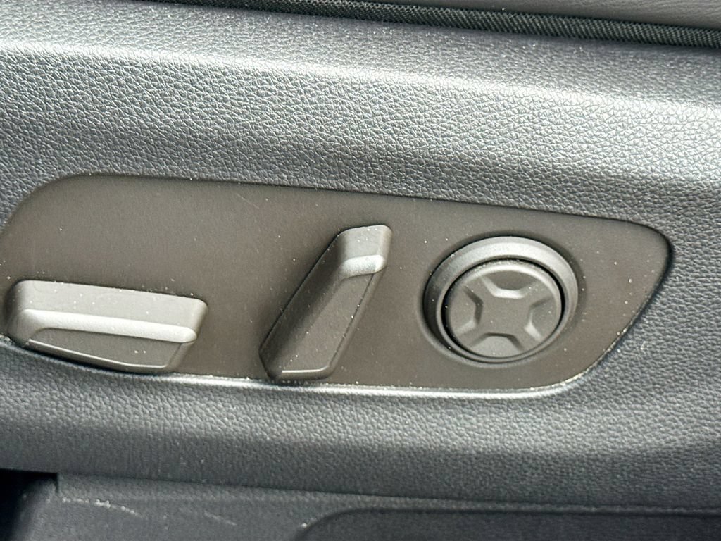 Certified 2025 Kia Carnival FWD image 23