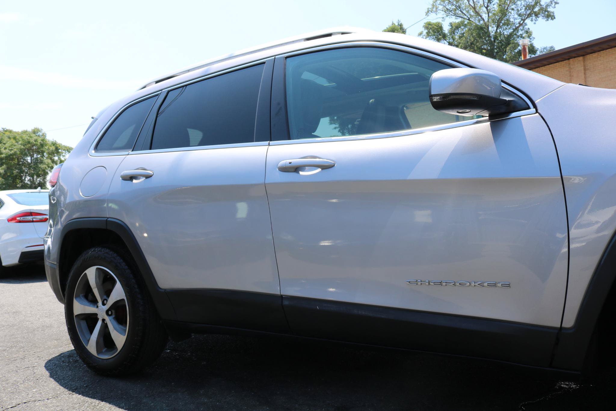 Used 2020 Jeep Cherokee Limited AWD/4WD image 12