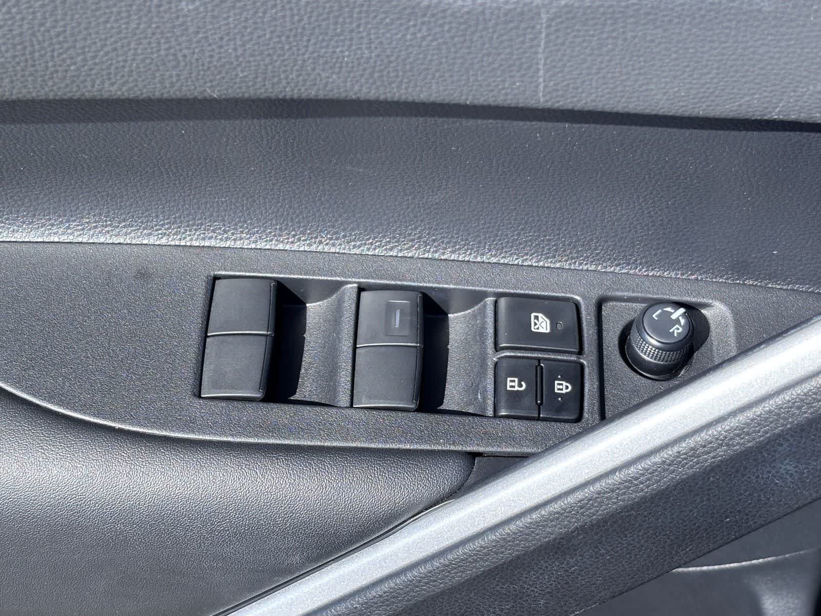 Used 2025 Toyota Corolla Cross XLE w/ Convenience Package FWD image 15