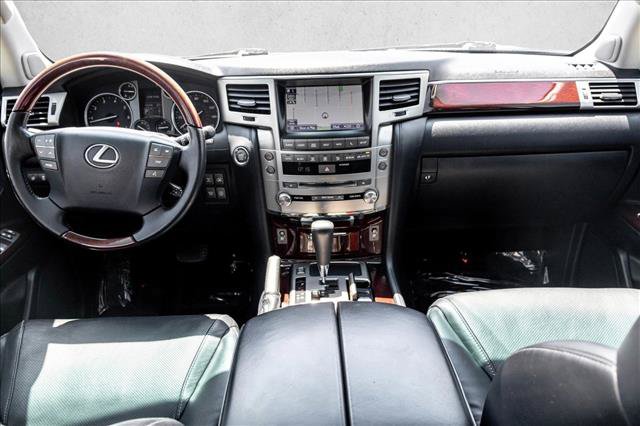 Used 2013 Lexus LX 570 4WD w/ Luxury Pkg image 18
