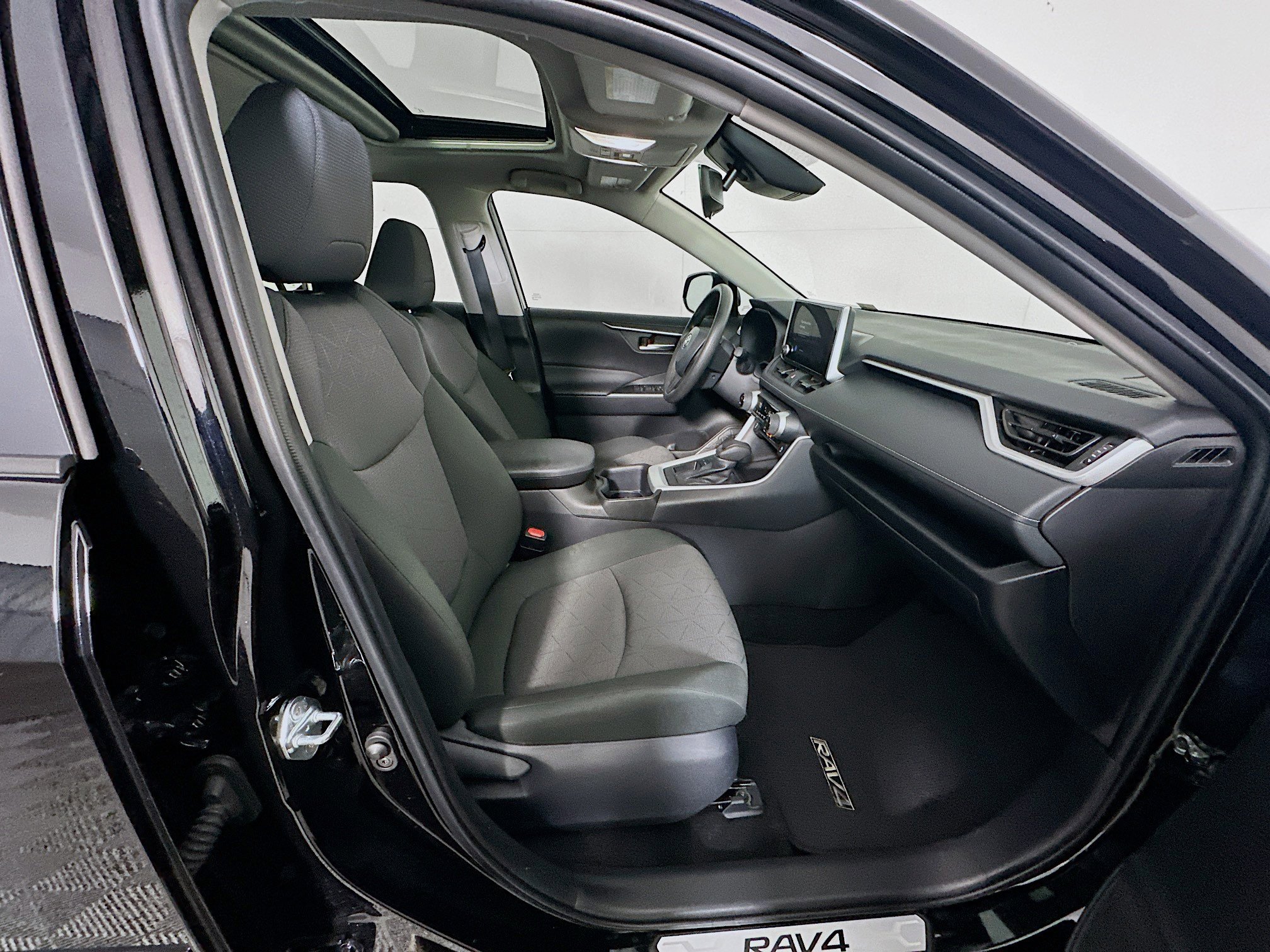 Used 2025 Toyota RAV4 XLE image 34