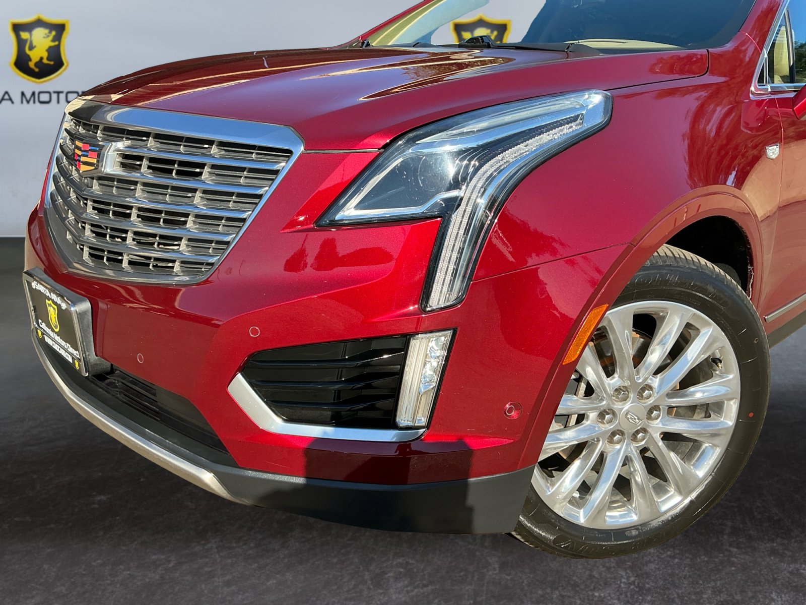Used 2017 Cadillac XT5 Platinum w/ Driver Assist Package image 9