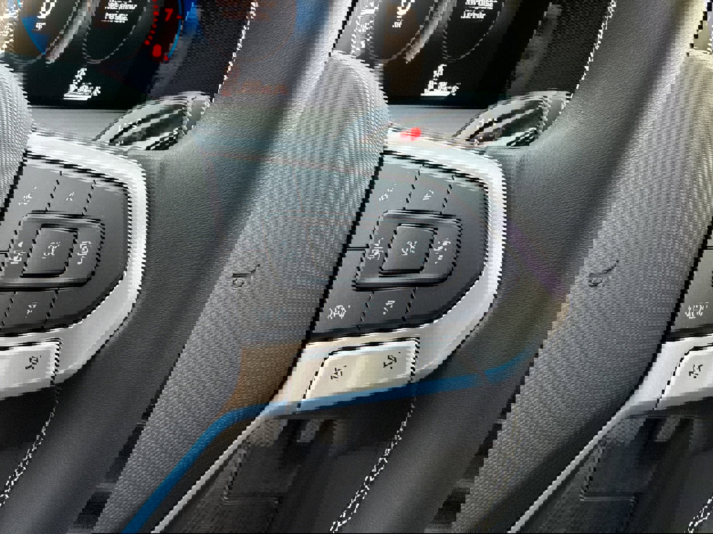 New 2025 Volkswagen Tiguan SE image 33