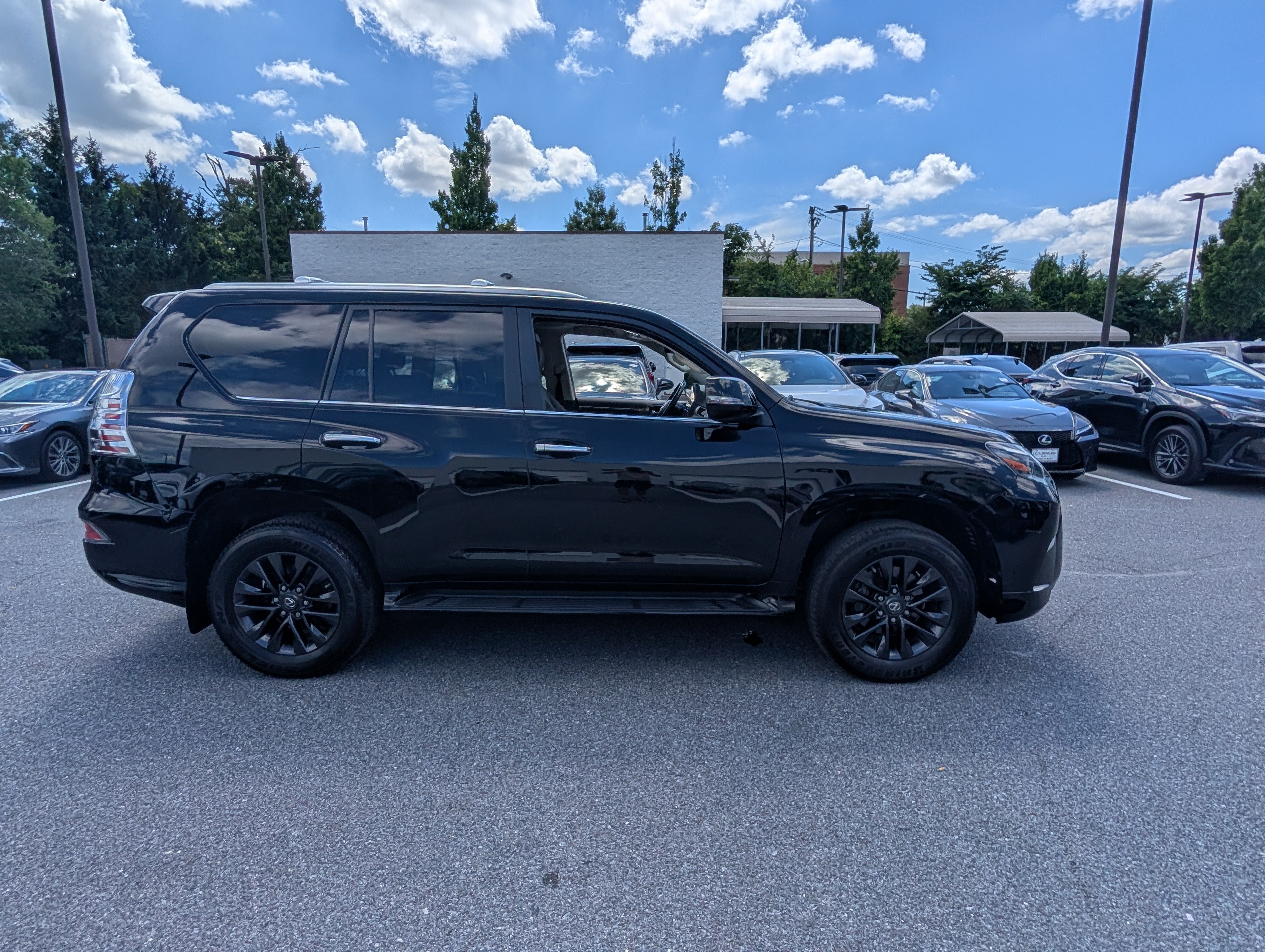 Used 2023 Lexus GX 460 Premium w/ Premium Package AWD/4WD image 2