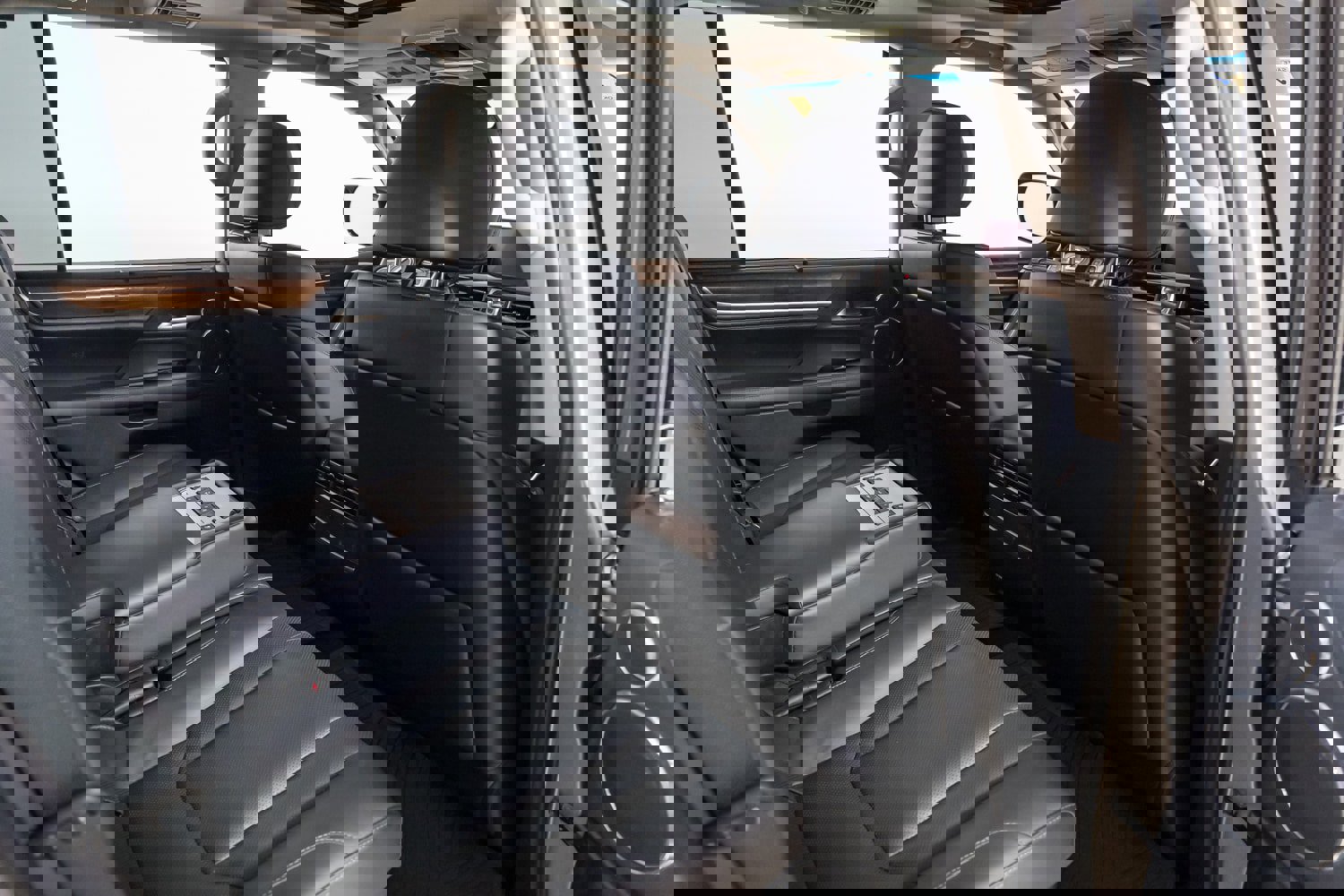 Used 2020 Lexus LX 570 4WD w/ Luxury Package image 31