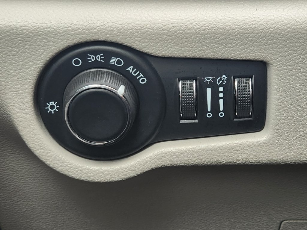 Used 2023 Chrysler Voyager LX FWD image 12