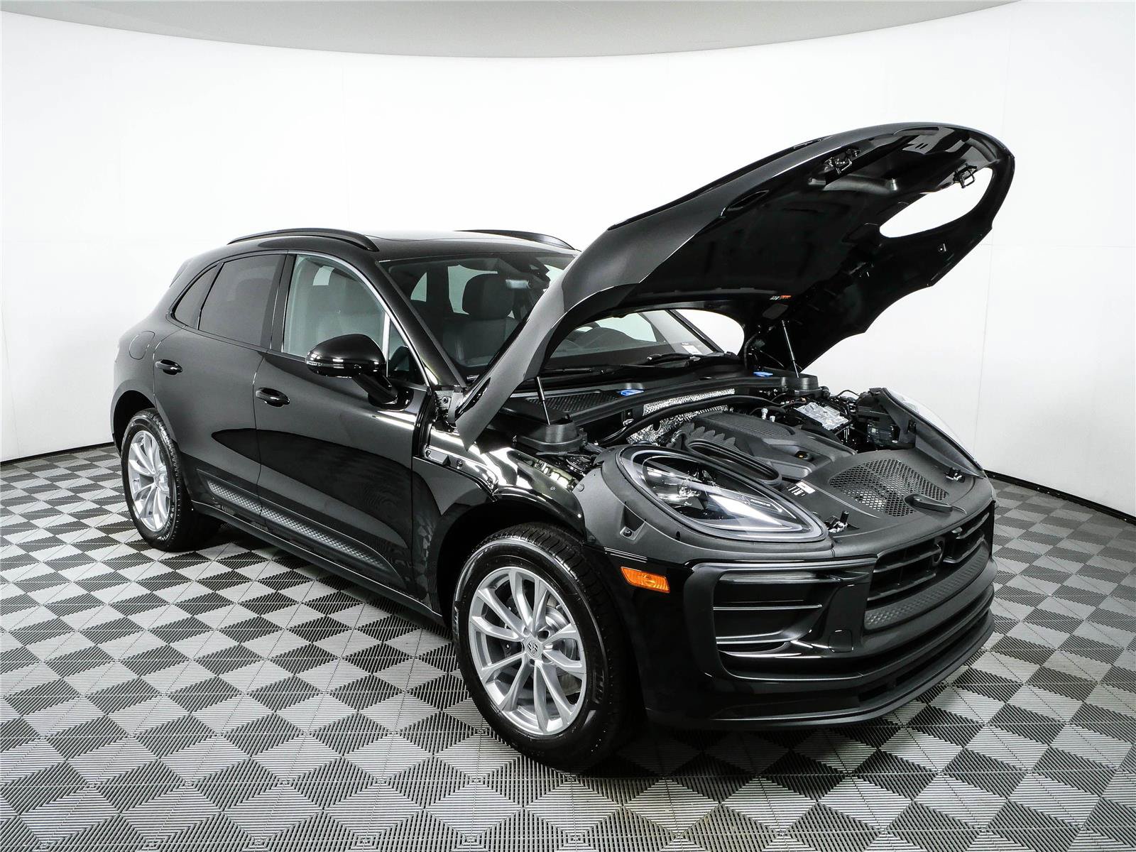 Certified 2026 Porsche Macan Turbo AWD/4WD image 37