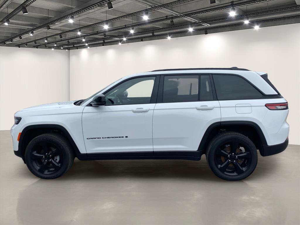 Used 2023 Jeep Grand Cherokee Altitude AWD/4WD image 4
