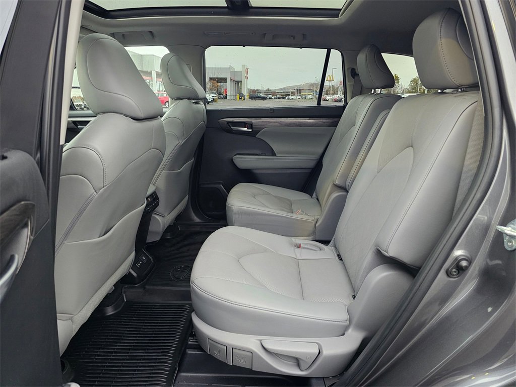 Used 2023 Toyota Highlander Platinum image 16
