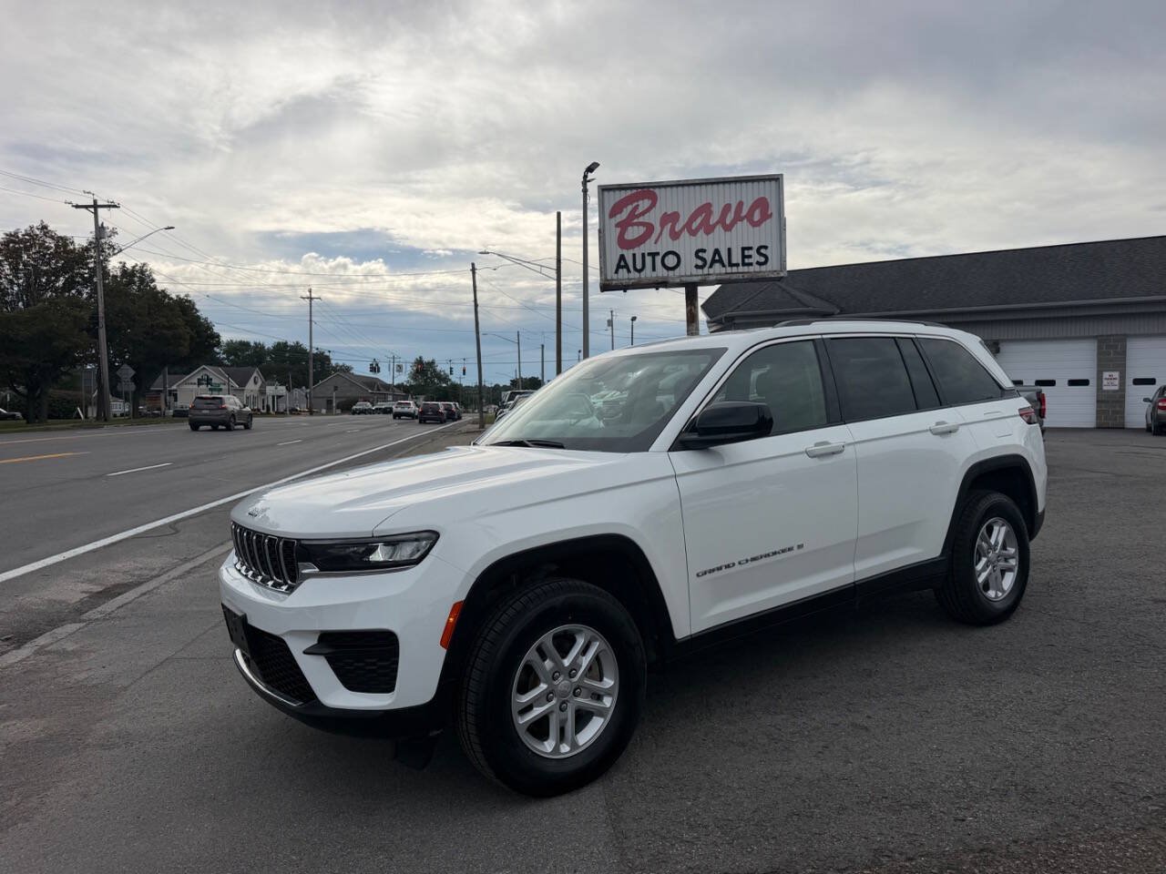 Used 2023 Jeep Grand Cherokee Laredo w/ Luxury Tech Group I AWD/4WD image 1
