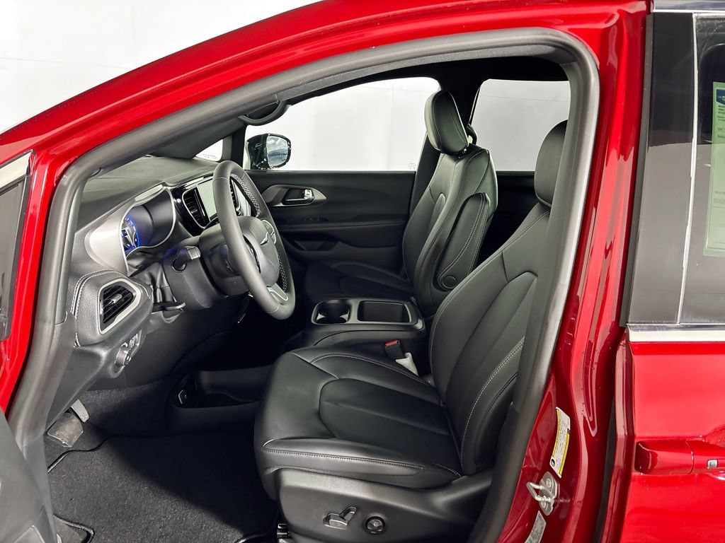 New 2026 Chrysler Pacifica Select AWD/4WD image 11